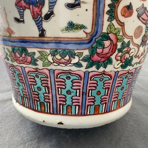 Een Chinese famille rose en een blauw-witte celadon vaas, 19e eeuw — foto 40
