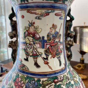 Een Chinese famille rose en een blauw-witte celadon vaas, 19e eeuw — foto 44