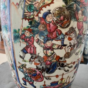 Een Chinese famille rose en een blauw-witte celadon vaas, 19e eeuw — foto 46