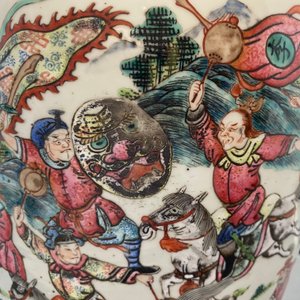 Een Chinese famille rose en een blauw-witte celadon vaas, 19e eeuw — foto 47