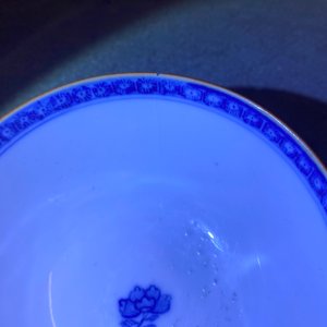 Een Chinese famille rose en grisaille kop en schotel met melkkan, Yongzheng — foto 12
