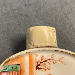 Een Chinese famille rose en grisaille kop en schotel met melkkan, Yongzheng — foto 16