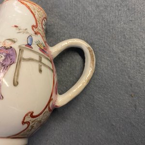 Een Chinese famille rose en grisaille kop en schotel met melkkan, Yongzheng — foto 18