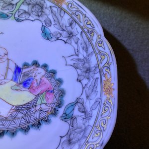 Een Chinese famille rose en grisaille kop en schotel met melkkan, Yongzheng — foto 10