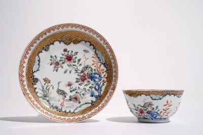 Een Chinese famille rose en grisaille kop en schotel met reigers, Yongzheng