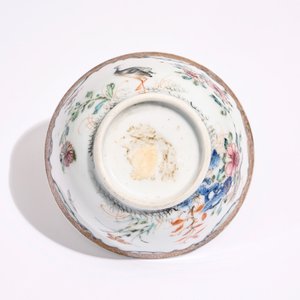 Een Chinese famille rose en grisaille kop en schotel met reigers, Yongzheng — foto 9