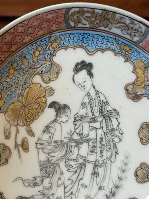 Een Chinese famille rose en grisaille kop en schotel met Xiwangmu die een perzik aangeboden krijgt, Yongzheng — foto 13