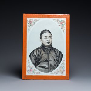 Een Chinese famille rose en grisaille plaquette met fijn portret van een man, 19/20e eeuw — foto 1