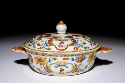 Een Chinese famille rose export “Pompadour” papkom met deksel, ca. 1745