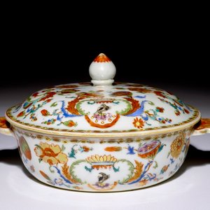 Een Chinese famille rose export “Pompadour” papkom met deksel, ca. 1745 — foto 1