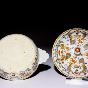 Een Chinese famille rose export “Pompadour” papkom met deksel, ca. 1745 — foto 7