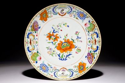 Een Chinese famille rose export “Pompadour” schotel, ca. 1745