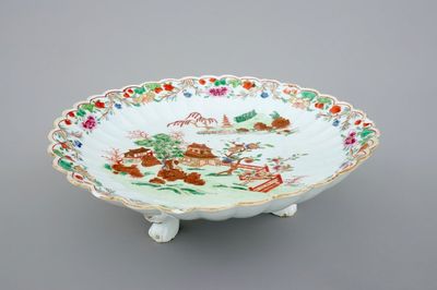Een Chinese famille rose export schaal op pootjes, Qianlong, 18e eeuw