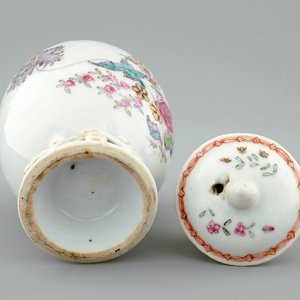 Een Chinese famille rose export theebus met deksel, Qianlong, 18e eeuw — foto 2