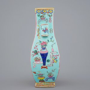 Een Chinese famille rose fang hu vaas, 19e eeuw — foto 4