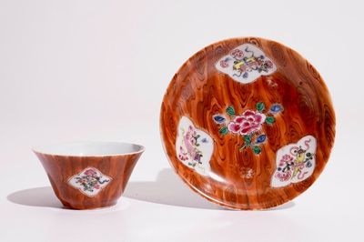 Een Chinese famille rose faux-bois kop en schotel, Qianlong