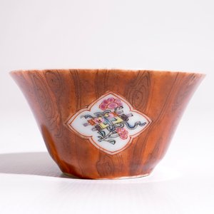 Een Chinese famille rose faux-bois kop en schotel, Qianlong — foto 5