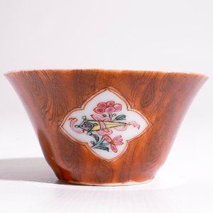 Een Chinese famille rose faux-bois kop en schotel, Qianlong — foto 6