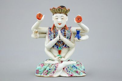 Een Chinese famille rose figuur van Avalokitesvara, 19e eeuw