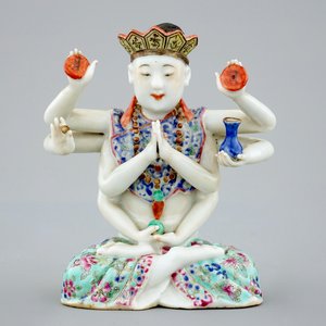 Een Chinese famille rose figuur van Avalokitesvara, 19e eeuw — foto 1