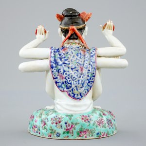 Een Chinese famille rose figuur van Avalokitesvara, 19e eeuw — foto 3