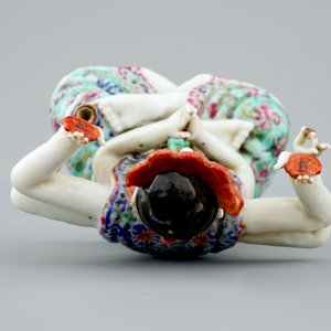 Een Chinese famille rose figuur van Avalokitesvara, 19e eeuw — foto 5