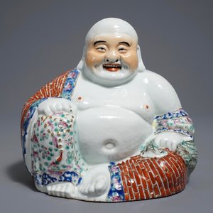 Een Chinese famille rose figuur van Boeddha, 19/20e eeuw — foto 1