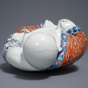 Een Chinese famille rose figuur van Boeddha, 19/20e eeuw — foto 5