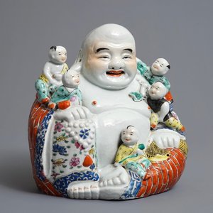Een Chinese famille rose figuur van Boeddha, 19/20e eeuw — foto 1