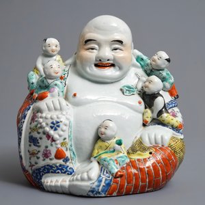 Een Chinese famille rose figuur van Boeddha, 19/20e eeuw — foto 2