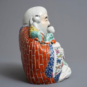 Een Chinese famille rose figuur van Boeddha, 19/20e eeuw — foto 3