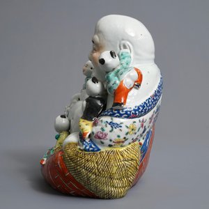 Een Chinese famille rose figuur van Boeddha, 19/20e eeuw — foto 5
