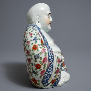Een Chinese famille rose figuur van Boeddha, 19/20e eeuw — foto 2