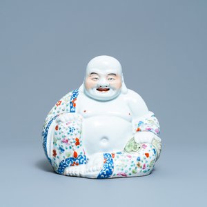 Een Chinese famille rose figuur van Boeddha, 19/20e eeuw — foto 1