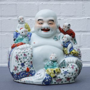 Een Chinese famille rose figuur van Boeddha, 19/20e eeuw — foto 8