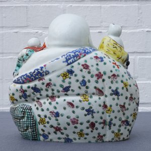 Een Chinese famille rose figuur van Boeddha, 19/20e eeuw — foto 9