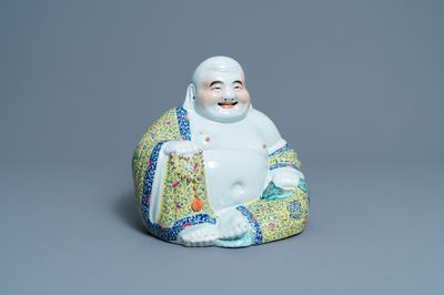 Een Chinese famille rose figuur van Boeddha, 19e eeuw