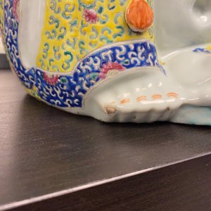 Een Chinese famille rose figuur van Boeddha, 19e eeuw — foto 8