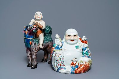 Een Chinese famille rose figuur van Boeddha en een jongen op een kylin, 19e eeuw