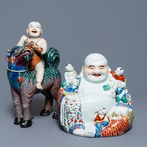Een Chinese famille rose figuur van Boeddha en een jongen op een kylin, 19e eeuw — foto 1