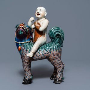 Een Chinese famille rose figuur van Boeddha en een jongen op een kylin, 19e eeuw — foto 11