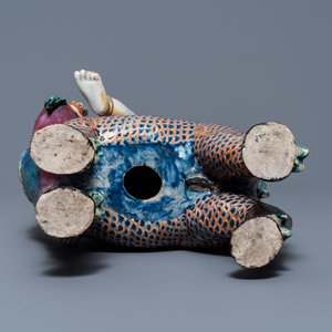 Een Chinese famille rose figuur van Boeddha en een jongen op een kylin, 19e eeuw — foto 13
