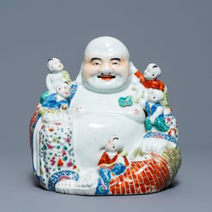 Een Chinese famille rose figuur van Boeddha en een jongen op een kylin, 19e eeuw — foto 2