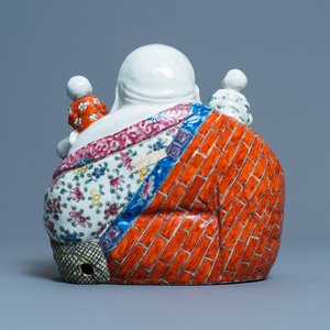 Een Chinese famille rose figuur van Boeddha, zegelmerk, 19/20e eeuw — foto 4