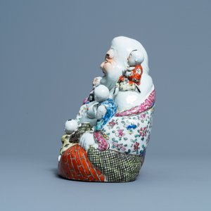 Een Chinese famille rose figuur van Boeddha, zegelmerk, 19/20e eeuw — foto 5