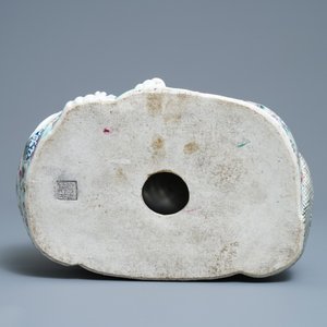 Een Chinese famille rose figuur van Boeddha, zegelmerk, 19/20e eeuw — foto 6