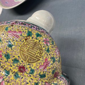 Een Chinese famille rose figuur van de liggende Boeddha, zegelmerk, Republiek — foto 14