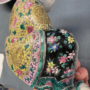 Een Chinese famille rose figuur van de liggende Boeddha, zegelmerk, Republiek — foto 16
