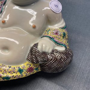 Een Chinese famille rose figuur van de liggende Boeddha, zegelmerk, Republiek — foto 10