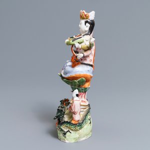 Een Chinese famille rose figuur van de tienarmige Avalokitesvara, Republiek, 20e eeuw — foto 5